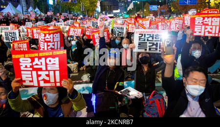 Raduno a lume di candela che chiede le dimissioni del Presidente Yoon Suk-Yeol e l'indagine della prima signora Kim Keon-Hee, 29 ottobre 2022 : i sudcoreani assistono ad una veglia a lume di candela che chiede le dimissioni del Presidente Yoon Suk-Yeol e l'indagine della prima signora Kim Keon-Hee nel centro di Seoul, Corea del Sud. I partecipanti chiesero di organizzare un procedimento speciale per indagare sulle presunte implicazioni di un caso di manipolazione dei prezzi azionari da parte della prima signora Kim Keon-Hee e chiesero al presidente Yoon di dimettersi. I segnali recitavano: 'Yoon Suk-Yeol, che ha rovinato i mezzi di sussistenza del pubblico, ha agito ritorsione politica, Foto Stock