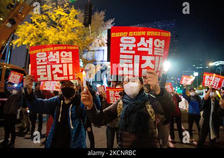 Raduno a lume di candela che chiede le dimissioni del Presidente Yoon Suk-Yeol e l'indagine della prima signora Kim Keon-Hee, 29 ottobre 2022 : i sudcoreani assistono ad una veglia a lume di candela che chiede le dimissioni del Presidente Yoon Suk-Yeol e l'indagine della prima signora Kim Keon-Hee nel centro di Seoul, Corea del Sud. I partecipanti chiesero di organizzare un procedimento speciale per indagare sulle presunte implicazioni di un caso di manipolazione dei prezzi azionari da parte della prima signora Kim Keon-Hee e chiesero al presidente Yoon di dimettersi. I segnali recitavano: 'Yoon Suk-Yeol, che ha rovinato i mezzi di sussistenza del pubblico, ha agito ritorsione politica, Foto Stock