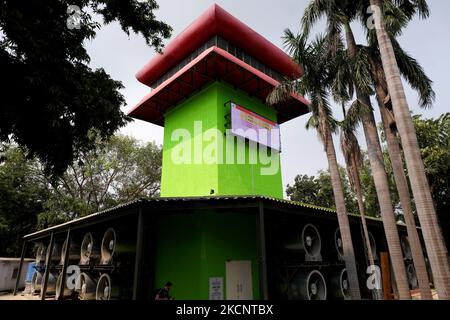 Una vista generale della torre di smog alta 25 metri, costruita per purificare l'aria per combattere l'aumento dei livelli di inquinamento, a Nuova Delhi, India il 1 ottobre 2021. (Foto di Mayank Makhija/NurPhoto) Foto Stock