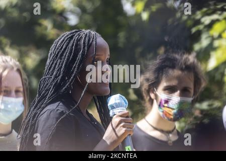 L'attivista sul clima ugandese Vanessa Nakate parla durante un venerdì per il futuro sciopero degli studenti. L'evento si è svolto durante l'evento Pre-COP di Milano, dove i gruppi di lavoro tematici hanno parlato e discusso con i ministri in occasione della conferenza ONU sui cambiamenti climatici COP26 che si è tenuta a Glasgow lo scorso novembre. (Foto di Mauro Ujetto/NurPhoto) Foto Stock