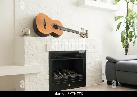 la chitarra acustica è a casa Foto Stock