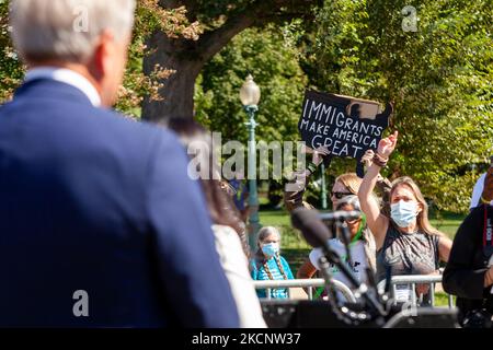 I manifestanti di sinistra grida una conferenza stampa tenuta dai repubblicani della Camera che denuncia la teoria razziale critica e propaga falsità sulla teoria. I manifestanti erano già al Campidoglio che conducevano un sit-in della durata di una settimana per il Build Back Better Act. (Foto di Allison Bailey/NurPhoto) Foto Stock