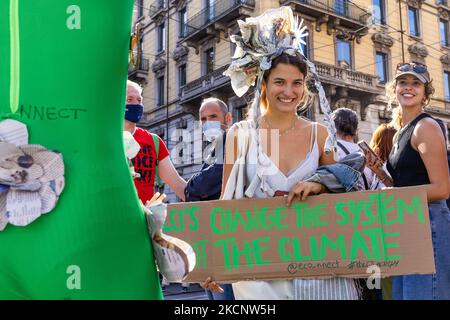 01/10/2021 Milano, Italia manifestanti del venerdì per il futuro durante lo sciopero sul clima che si è tenuto a Milano. L'evento si è svolto durante l'evento Pre-COP di Milano, dove i gruppi di lavoro tematici hanno parlato e discusso con i ministri in occasione della conferenza ONU sui cambiamenti climatici COP26 che si è tenuta a Glasgow lo scorso novembre. (Foto di Mauro Ujetto/NurPhoto) Foto Stock