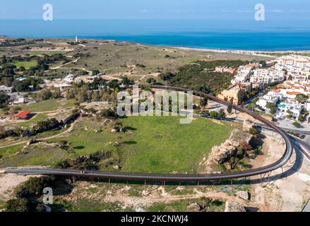 Veduta aerea di una nuova passerella sopraelevata che collega il Parco Archeologico di Paphos con la collina di Fabrica, Paphos, Cipro Foto Stock