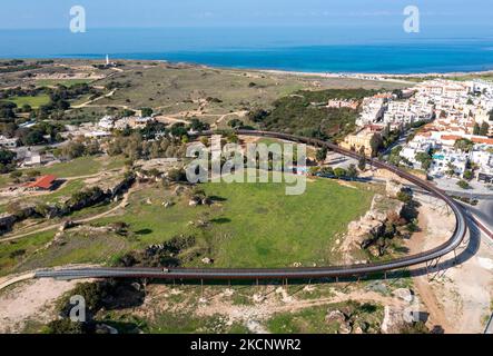 Veduta aerea di una nuova passerella sopraelevata che collega il Parco Archeologico di Paphos con la collina di Fabrica, Paphos, Cipro Foto Stock