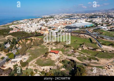 Veduta aerea di una nuova passerella sopraelevata che collega il Parco Archeologico di Paphos con la collina di Fabrica, Paphos, Cipro Foto Stock