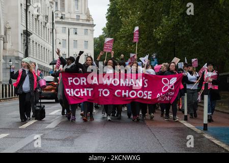 LONDRA, REGNO UNITO - 02 OTTOBRE 2021: I sostenitori di Pro-Choice marciano attraverso il centro di Londra presso l’Ambasciata degli Stati Uniti in solidarietà con le donne in Texas, chiedendo la protezione dei diritti riproduttivi delle donne il 02 ottobre 2021 a Londra, Inghilterra. Il Texas ha recentemente approvato una nuova legge che proibisce gli aborti una volta che l'attività cardiaca può essere rilevata dai medici intorno alla sesta settimana di gravidanza, rendendola la legge sull'aborto più restrittiva negli Stati Uniti. (Foto di Wiktor Szymanowicz/NurPhoto) Foto Stock