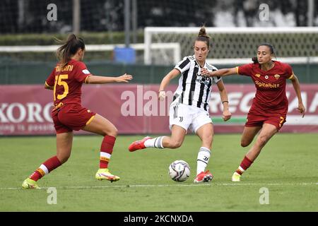 Martina Lenzini di Juventus Women e Andressa Alves di AS Roma Women in azione durante la Serie delle Donne Una partita tra AS Roma e Juventus allo Stadio tre Fontane il 02 ottobre 2021 a Roma. (Foto di Domenico Cippitelli/LiveMedia/NurPhoto) Foto Stock