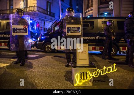 La polizia si vede di fronte a una cassa elettorale che dice, né dimenticare né perdonare la libertà. Il gruppo attivista CDR (Comitati per la Difesa della Repubblica) ha indetto una manifestazione contro lo Stato spagnolo e per l'indipendenza della Catalogna il 1 ottobre il quarto anniversario del referendum sull'indipendenza catalana del 2017 (Foto di DAX Images/NurPhoto) Foto Stock