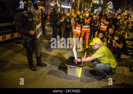 Il protester è visto mettere una cassa di scrutinio davanti alla polizia. Il gruppo attivista CDR (Comitati per la Difesa della Repubblica) ha indetto una manifestazione contro lo Stato spagnolo e per l'indipendenza della Catalogna il 1 ottobre il quarto anniversario del referendum sull'indipendenza catalana del 2017 (Foto di DAX Images/NurPhoto) Foto Stock