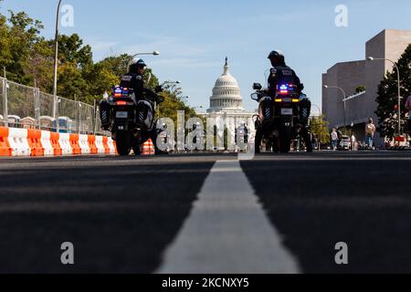 Gli ufficiali motociclistici della polizia metropolitana (DC Police) guidano la marcia delle donne per la giustizia abortiva verso il Campidoglio degli Stati Uniti a Washington, DC. I manifestanti chiedono al governo degli Stati Uniti di proteggere i diritti riproduttivi delle donne e l'accesso all'aborto in tutto il paese. In particolare, chiedono al Congresso di approvare la Legge sulla protezione della salute delle donne (WHPA) e CIASCUNA Legge, che garantiscono l'accesso all'aborto e richiedono che sia coperta da un'assicurazione. Più di 600 proteste satellitari si stanno verificando a livello nazionale il 2 ottobre. Gli eventi sono in parte in risposta alle leggi anti-aborto restrittive recentemente approvate in Texas e Missis Foto Stock