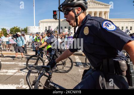 La polizia del Campidoglio tiene i controppositori a favore della vita a non entrare nella folla di manifestanti durante la marcia delle donne per la giustizia abortiva alla Corte Suprema degli Stati Uniti. I manifestanti chiedono al governo degli Stati Uniti di proteggere i diritti riproduttivi delle donne e l'accesso all'aborto in tutto il paese. In particolare, chiedono al Congresso di approvare la Legge sulla protezione della salute delle donne (WHPA) e CIASCUNA Legge, che garantiscono l'accesso all'aborto e richiedono che sia coperta da un'assicurazione. Più di 600 proteste satellitari si stanno verificando a livello nazionale il 2 ottobre. Gli eventi sono in parte in risposta alle leggi restrittive anti-aborto recentemente p Foto Stock