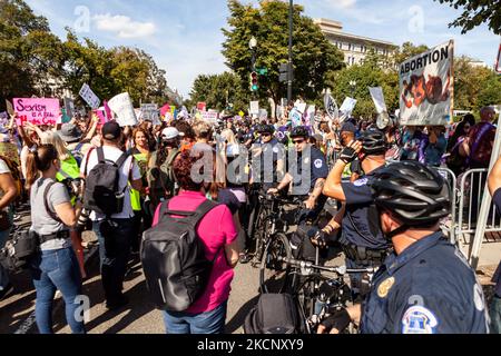 La polizia del Campidoglio tiene i controppositori a favore della vita a non entrare nella folla di manifestanti durante la marcia delle donne per la giustizia abortiva alla Corte Suprema degli Stati Uniti. I manifestanti chiedono al governo degli Stati Uniti di proteggere i diritti riproduttivi delle donne e l'accesso all'aborto in tutto il paese. In particolare, chiedono al Congresso di approvare la Legge sulla protezione della salute delle donne (WHPA) e CIASCUNA Legge, che garantiscono l'accesso all'aborto e richiedono che sia coperta da un'assicurazione. Più di 600 proteste satellitari si stanno verificando a livello nazionale il 2 ottobre. Gli eventi sono in parte in risposta alle leggi restrittive anti-aborto recentemente p Foto Stock