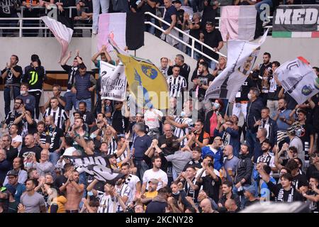 Tifosi della Juventus durante la Serie Una partita di calcio tra Torino FC e Juventus FC allo Stadio Olimpico Grande Torino, a Torino, il 2 ottobre 2021 (Foto di Alberto Gandolfo/NurPhoto) Foto Stock