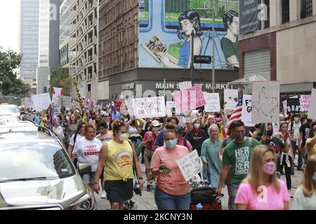 Sabato 2nd ottobre alle ore 9am si sono svolte le Marche femminili in tutto il paese. A Houston, Texas, la polizia ha chiuso le strade e migliaia di manifestanti hanno marciato dal Discovery Green Park al Municipio in opposizione al disegno di legge del Senato 8, il controverso progetto di legge che vieta ogni aborto in Texas dopo sei settimane di gravidanza. La marcia è stata capita da molti importanti leader sociali della città, tra cui il Congresso Sylvia Garcia e successivamente il sindaco di Houston, Sylvester Turner, che ha parlato dopo la marcia. (Foto di Reginald Mathalone/NurPhoto) Foto Stock