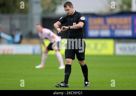 . L'arbitro Tom Nield durante la partita della Sky Bet League 2 tra Mansfield Town e Barrow allo stadio One Call di Mansfield sabato 2nd ottobre 2021. (Foto di Mark Fletcher/MI News/NurPhoto) Foto Stock