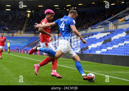 Marc Roberts di Birmingham City e Lyle Taylor di Nottingham Forest durante la partita del campionato Sky Bet tra Birmingham City e Nottingham Forest a St Andrews, Birmingham sabato 2nd ottobre 2021. (Foto di Jon Hobley/MI News/NurPhoto) Foto Stock