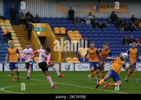 . Josh Gordon di Barrow spara in gol durante la partita della Sky Bet League 2 tra Mansfield Town e Barrow allo stadio One Call di Mansfield sabato 2nd ottobre 2021. (Foto di Mark Fletcher/MI News/NurPhoto) Foto Stock