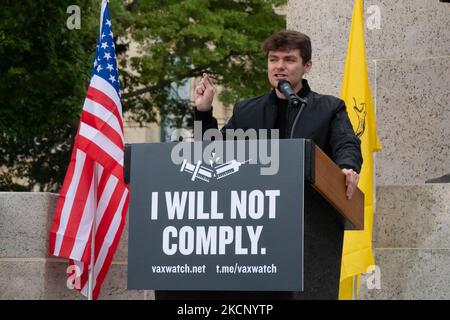 Una protesta tirannia anti-COVID è vista fuori dal Campidoglio dello Stato dell'Illinois il 2 ottobre 2021 a Springfield, Illinois, Stati Uniti. L'evento è stato organizzato dal primo ospite americano Nicholas Fuentes, come Anthime Gionet (noto anche come Baked Alaska) era presente. La protesta ha comportato un mandato anti-vaccino, un mandato mascherato, una vaccinazione forzata e nessuna iniziativa sul passaporto dei vaccini. (Foto di Patrick Gorski/NurPhoto) Foto Stock