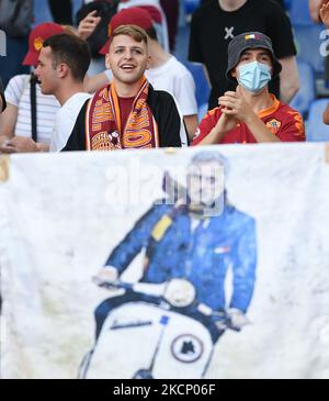 Tifosi di AS Roma sugli stand durante la Serie A match tra AS Roma ed Empoli Calcio allo Stadio Olimpico, Roma, Italia, il 3 ottobre 2021. (Foto di Giuseppe Maffia/NurPhoto) Foto Stock