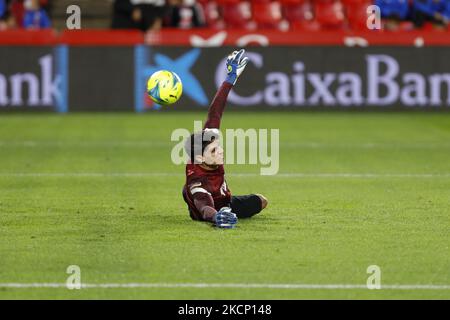 Yassine Bounou, noto anche come Bono, del Sevilla FC si scalda durante la partita la Liga tra Granada CF e Sevilla FC allo stadio Nuevo Los Carmenes il 3 ottobre 2021 a Granada, Spagna. (Foto di Ãlex CÃ¡mara/NurPhoto) Foto Stock