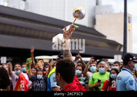 La squadra nazionale portoghese Futsal arriva all’aeroporto di Lisbona in euforia dopo aver vinto la Coppa del mondo 2021 in Lituania, il 4 ottobre 2021, all’aeroporto Humberto Delgado di Lisbona, in Portogallo. La nazionale del futsal è diventata per la prima volta campione del mondo del futsal nella sua storia. Battendo la Nazionale Argentina 2-1 in finale. (Foto di Nuno Cruz/NurPhoto) Foto Stock