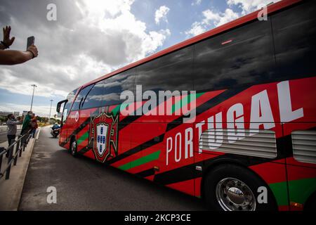 La squadra nazionale portoghese Futsal arriva all’aeroporto di Lisbona in euforia dopo aver vinto la Coppa del mondo 2021 in Lituania, il 4 ottobre 2021, all’aeroporto Humberto Delgado di Lisbona, in Portogallo. La nazionale del futsal è diventata per la prima volta campione del mondo del futsal nella sua storia. Battendo la Nazionale Argentina 2-1 in finale. (Foto di Nuno Cruz/NurPhoto) Foto Stock