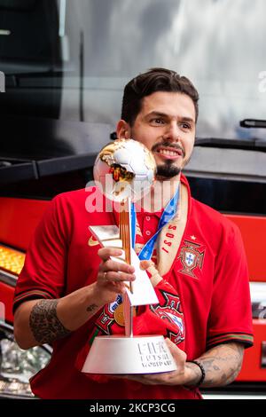 La squadra nazionale portoghese Futsal arriva all’aeroporto di Lisbona in euforia dopo aver vinto la Coppa del mondo 2021 in Lituania, il 4 ottobre 2021, all’aeroporto Humberto Delgado di Lisbona, in Portogallo. La nazionale del futsal è diventata per la prima volta campione del mondo del futsal nella sua storia. Battendo la Nazionale Argentina 2-1 in finale. (Foto di Nuno Cruz/NurPhoto) Foto Stock