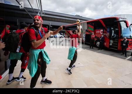 La squadra nazionale portoghese Futsal arriva all’aeroporto di Lisbona in euforia dopo aver vinto la Coppa del mondo 2021 in Lituania, il 4 ottobre 2021, all’aeroporto Humberto Delgado di Lisbona, in Portogallo. La nazionale del futsal è diventata per la prima volta campione del mondo del futsal nella sua storia. Battendo la Nazionale Argentina 2-1 in finale. (Foto di Nuno Cruz/NurPhoto) Foto Stock