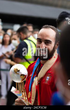 La squadra nazionale portoghese Futsal arriva all’aeroporto di Lisbona in euforia dopo aver vinto la Coppa del mondo 2021 in Lituania, il 4 ottobre 2021, all’aeroporto Humberto Delgado di Lisbona, in Portogallo. La nazionale del futsal è diventata per la prima volta campione del mondo del futsal nella sua storia. Battendo la Nazionale Argentina 2-1 in finale. (Foto di Nuno Cruz/NurPhoto) Foto Stock