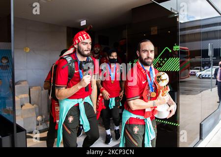 La squadra nazionale portoghese Futsal arriva all’aeroporto di Lisbona in euforia dopo aver vinto la Coppa del mondo 2021 in Lituania, il 4 ottobre 2021, all’aeroporto Humberto Delgado di Lisbona, in Portogallo. La nazionale del futsal è diventata per la prima volta campione del mondo del futsal nella sua storia. Battendo la Nazionale Argentina 2-1 in finale. (Foto di Nuno Cruz/NurPhoto) Foto Stock