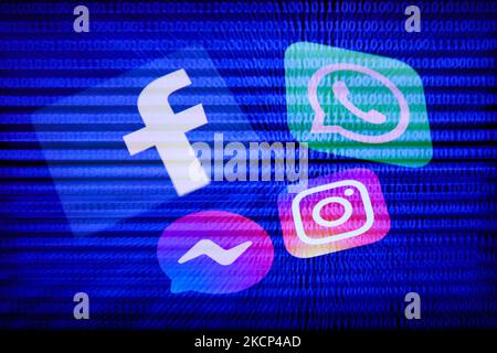 I logo Facebook, WhatsApp, Messenger, Instagram visualizzati sugli schermi di un telefono e il codice binario visualizzato sullo schermo di un computer portatile sono visti in questa foto di illustrazione di esposizione multipla scattata in Polonia il 10 ottobre 2021. (Foto di Jakub Porzycki/NurPhoto) Foto Stock