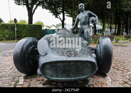 Statua di Juan Manuel Fangio, cinque volte campione del mondo di Formula 1, sul circuito di Monza il 5 ottobre 2021. (Foto di Jakub Porzycki/NurPhoto) Foto Stock