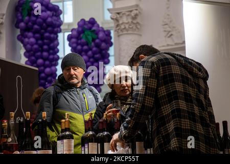 Mosca, Russia. 4th novembre 2022 i visitatori assaggiano i vini armeni al festival del vino e degli alcolici 'Armwinefest 2022' nel padiglione Armenia del centro espositivo VDNH di Mosca, Russia Foto Stock
