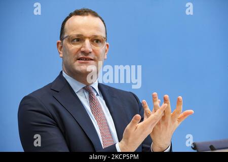 Il Ministro tedesco della sanità Jens Spahn tiene una conferenza stampa sulla situazione dei vaccini antinfluenzali e sulla pandemia del coronavirus (Covid-19) a Berlino, in Germania, il 6 ottobre 2021. (Foto di Emmanuele Contini/NurPhoto) Foto Stock