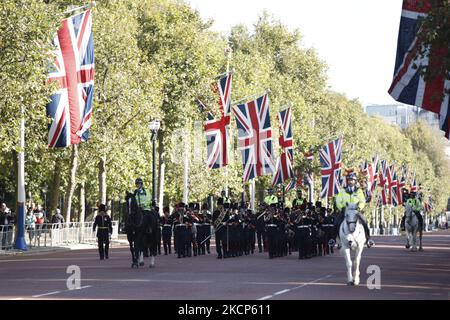 I membri del reggimento reale dell'artiglieria Canadese marciano lungo il Mall da St James's Palace a Buckingham Palace durante il loro primo cambio della guardia dal servizio a Londra, Inghilterra, il 6 ottobre 2021. Novanta membri del personale canadese stanno svolgendo i compiti della Guardia della Regina presso le quattro residenze della Famiglia reale di Londra (Buckingham Palace, St James's Palace, Windsor Castle e la Torre di Londra) dal 4 al 22 ottobre. Per le cerimonie di montaggio e smontaggio, che si svolgono più volte durante il periodo, le truppe della Guardia della Regina sono accompagnate da 36 persone Royal Canadian Foto Stock