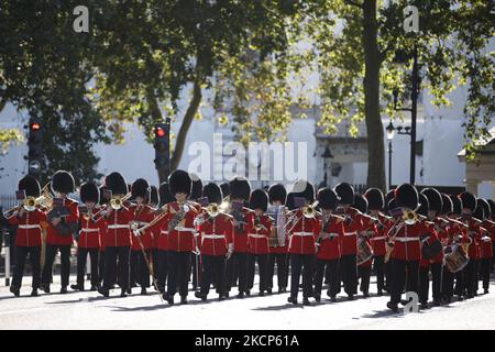 I membri della band del reggimento delle Guardie Coldstream della British Army Household Division marciano dalle caserme di Wellington a Buckingham Palace per sostituire i membri del reggimento reale dell'artiglieria canadese mentre i soldati canadesi prendono parte al loro primo cambio della guardia dal servizio a Londra, Inghilterra, Il 6 ottobre 2021. Novanta membri del personale canadese stanno svolgendo i compiti della Guardia della Regina presso le quattro residenze della Famiglia reale di Londra (Buckingham Palace, St James's Palace, Windsor Castle e la Torre di Londra) dal 4 al 22 ottobre. Per le cerimonie di montaggio e smontaggio, che prendono p Foto Stock