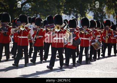 I membri della band del reggimento delle Guardie Coldstream della British Army Household Division marciano dalle caserme di Wellington a Buckingham Palace per sostituire i membri del reggimento reale dell'artiglieria canadese mentre i soldati canadesi prendono parte al loro primo cambio della guardia dal servizio a Londra, Inghilterra, Il 6 ottobre 2021. Novanta membri del personale canadese stanno svolgendo i compiti della Guardia della Regina presso le quattro residenze della Famiglia reale di Londra (Buckingham Palace, St James's Palace, Windsor Castle e la Torre di Londra) dal 4 al 22 ottobre. Per le cerimonie di montaggio e smontaggio, che prendono p Foto Stock