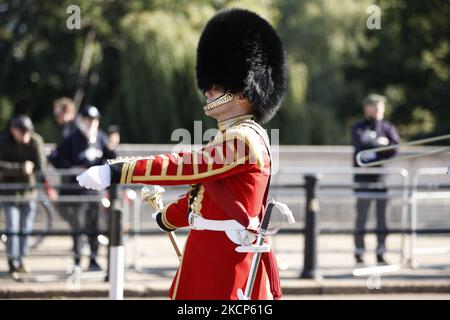 I membri della band del reggimento delle Guardie Coldstream della British Army Household Division marciano dalle caserme di Wellington a Buckingham Palace per sostituire i membri del reggimento reale dell'artiglieria canadese mentre i soldati canadesi prendono parte al loro primo cambio della guardia dal servizio a Londra, Inghilterra, Il 6 ottobre 2021. Novanta membri del personale canadese stanno svolgendo i compiti della Guardia della Regina presso le quattro residenze della Famiglia reale di Londra (Buckingham Palace, St James's Palace, Windsor Castle e la Torre di Londra) dal 4 al 22 ottobre. Per le cerimonie di montaggio e smontaggio, che prendono p Foto Stock