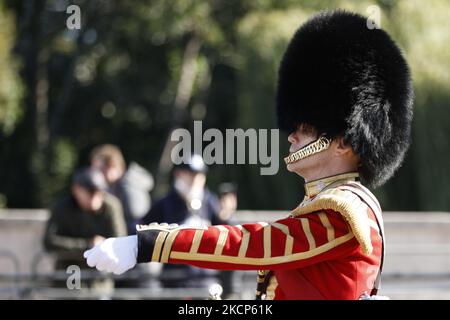 I membri della band del reggimento delle Guardie Coldstream della British Army Household Division marciano dalle caserme di Wellington a Buckingham Palace per sostituire i membri del reggimento reale dell'artiglieria canadese mentre i soldati canadesi prendono parte al loro primo cambio della guardia dal servizio a Londra, Inghilterra, Il 6 ottobre 2021. Novanta membri del personale canadese stanno svolgendo i compiti della Guardia della Regina presso le quattro residenze della Famiglia reale di Londra (Buckingham Palace, St James's Palace, Windsor Castle e la Torre di Londra) dal 4 al 22 ottobre. Per le cerimonie di montaggio e smontaggio, che prendono p Foto Stock