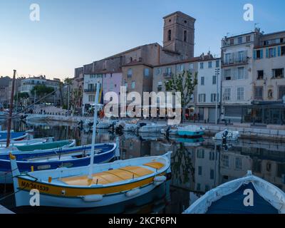 La Ciotat, Francia - 18th 2022 maggio: Vecchie barche da pesca di fronte agli edifici storici del centro. Foto Stock