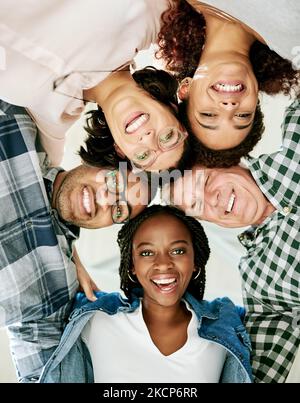 Ci troviamo di fronte a ostacoli insieme, e un team di creativi si è riunito in un'unità. Foto Stock