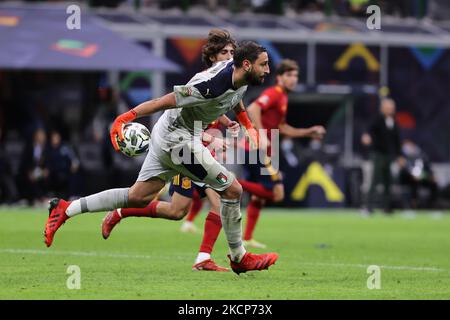 Giuanluigi DONNARUMMA in azione durante le finali della UEFA Nations League 2021, la semifinale di calcio tra Italia e Spagna allo Stadio Giuseppe Meazza di Milano il 06 ottobre 2021 (Foto di Fabrizio Carabelli/LiveMedia/NurPhoto) Foto Stock