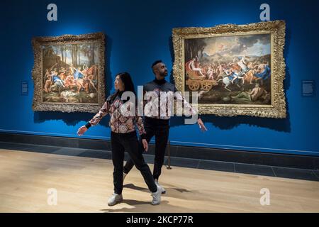 LONDRA, REGNO UNITO - 07 OTTOBRE 2021: Gli artisti della prossima esibizione live di Hetain Patel 'Ba’s Gold 10' si pongono davanti a dipinti dal titolo (L-R) 'il Trionfo di Pan' (1636) e 'il Trionfo di Bacco' (1635-6) dell'artista classico francese Nicolas Poussin (1594-1665) durante una rassegna stampa per la prossima mostra 'Poussin and the Dance' (9 ottobre 2021 – 2 gennaio 2022) alla National Gallery, il 07 ottobre 2021 a Londra, Inghilterra. (Foto di Wiktor Szymanowicz/NurPhoto) Foto Stock