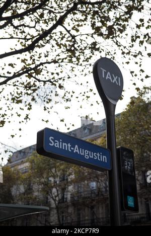 La fermata dell'autobus Saint-Augustin a Parigi, il 7 ottobre 2021. (Foto di Andrea Savorani Neri/NurPhoto) Foto Stock