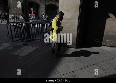 Un passerby su Madero Street nel centro storico di Città del Messico, durante l'emergenza COVID-19 e il semaforo epidemiologico giallo nella capitale. (Foto di Gerardo Vieyra/NurPhoto) Foto Stock