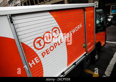 Il logo TNT viene visualizzato sul camion a Milano il 6 ottobre 2021. (Foto di Jakub Porzycki/NurPhoto) Foto Stock