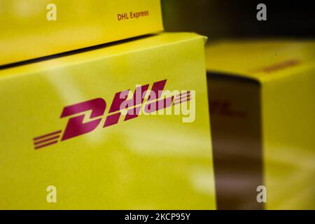 Il logo DHL è riportato su una scatola di spedizione presso il punto di assistenza di Milano, Italia, il 6 ottobre 2021. (Foto di Jakub Porzycki/NurPhoto) Foto Stock