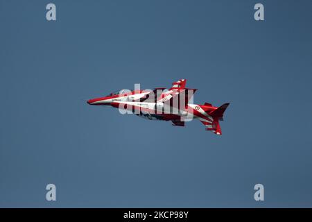 Gli aerei "Surya Kiran" dell'aeronautica indiana (IAF) eseguono manovre aerobatiche durante la parata del 89th° giorno dell'aeronautica presso la stazione dell'aeronautica di Hindon, alla periferia di Nuova Delhi, India, il 8 ottobre 2021. (Foto di Mayank Makhija/NurPhoto) Foto Stock