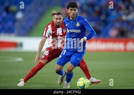 Carlos Aleña di Getafe e Hector Herrera di Atletico Madrid gareggiano per la palla durante la partita la Liga Santander tra Getafe CF e Club Atletico de Madrid al Coliseum Alfonso Perez il 21 settembre 2021 a Getafe, Spagna. (Foto di Jose Breton/Pics Action/NurPhoto) Foto Stock